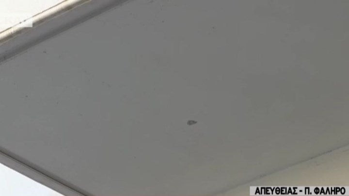 Eικόνες από την απόπειρα ληστείας με καλάσνικοφ στο Π.Φάληρο- Η σφαίρα καρφώθηκε στο μπαλκόνι (βίντεο)